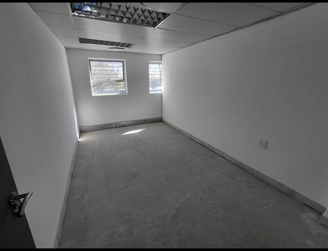 1,011M² OFFICE TO LET IN HALFWAY GARDENS